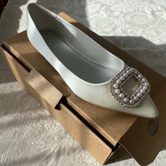 ASOS DESIGN Laura embellished pointed ballet flats in ivory satin - Picture 3 of 7